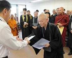 Nhà sư Tetsuen Nakajima nộp kiến nghị lên chính quyền tỉnh Fukui